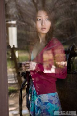 女人露双乳打麻将视频